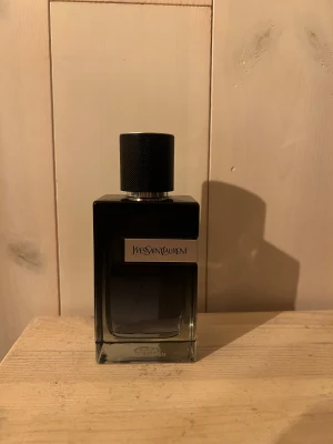Yves Saint Laurent Eau de Parfum - Stilren Eau de Parfum från Yves Saint Laurent med modern design. Perfekt för dig som vill ha en ikonisk flaska i samlingen. Volym och ingredienser syns ej på bilderna. Mer än hälften kvar riktigt fräsch säljer för behöver ha pengar asap.               🚨pris kan diskuteras 🚨