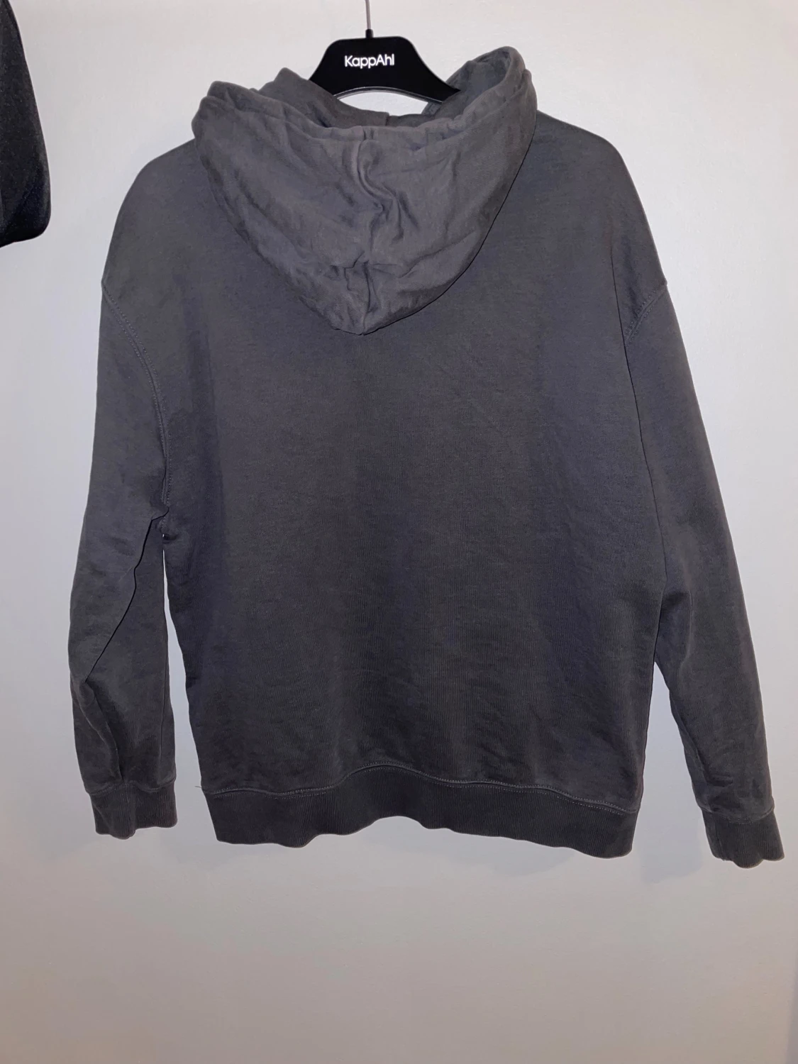 Mörkgrå hoodie med rosa patch - 1