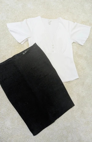 SET blus med pennkjol - 40-tals inspirerad outfit med stretchig vintage kjol från Collectif 🖤 toppen är från H&M. Säljer de tillsammans för 140kr 🪽