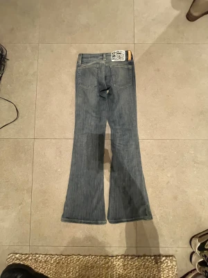 Bootcut jeans från Cheap Monday - Säljer ett par blå bootcut jeans från Cheap Monday (Weekday) har använts 1-2 gånger.Pris kan diskuteras💕