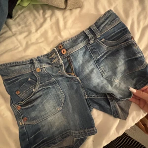 Jeans shorts  - Säljer mina skit snygga jeans shorts då jag aldrig använt dom. Har aldrig använt dom! Sitter bra i midjan och i rumpan och låren. Pris kan diskuteras.
