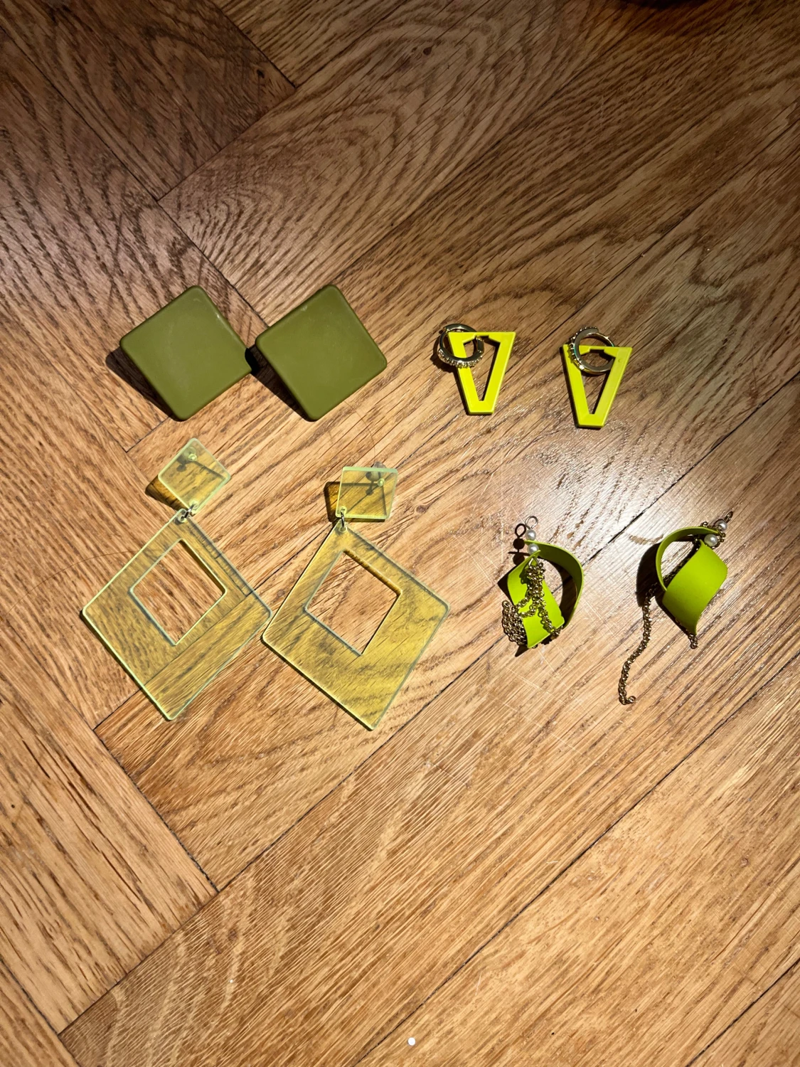 Set med 4 par gröna örhängen - 1