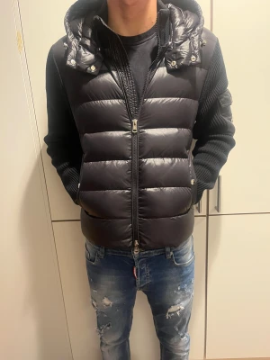 Moncler jacka/cardigan  - Säljer den här skit feta moncler cardiganen perfekt nu inför vintern! Storlek S passar runt 165-175cm. Skicka ett pm för frågor elr annat!