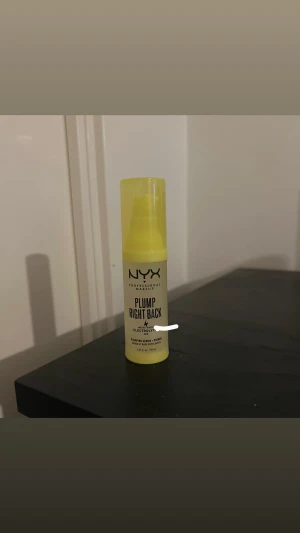 NYX Plump Right Back Primer - NYX Plump Right Back Primer i en smidig gul plastflaska med pump. Produkt finns kvar från det vita strecket och uppåt! Nypris: 249kr