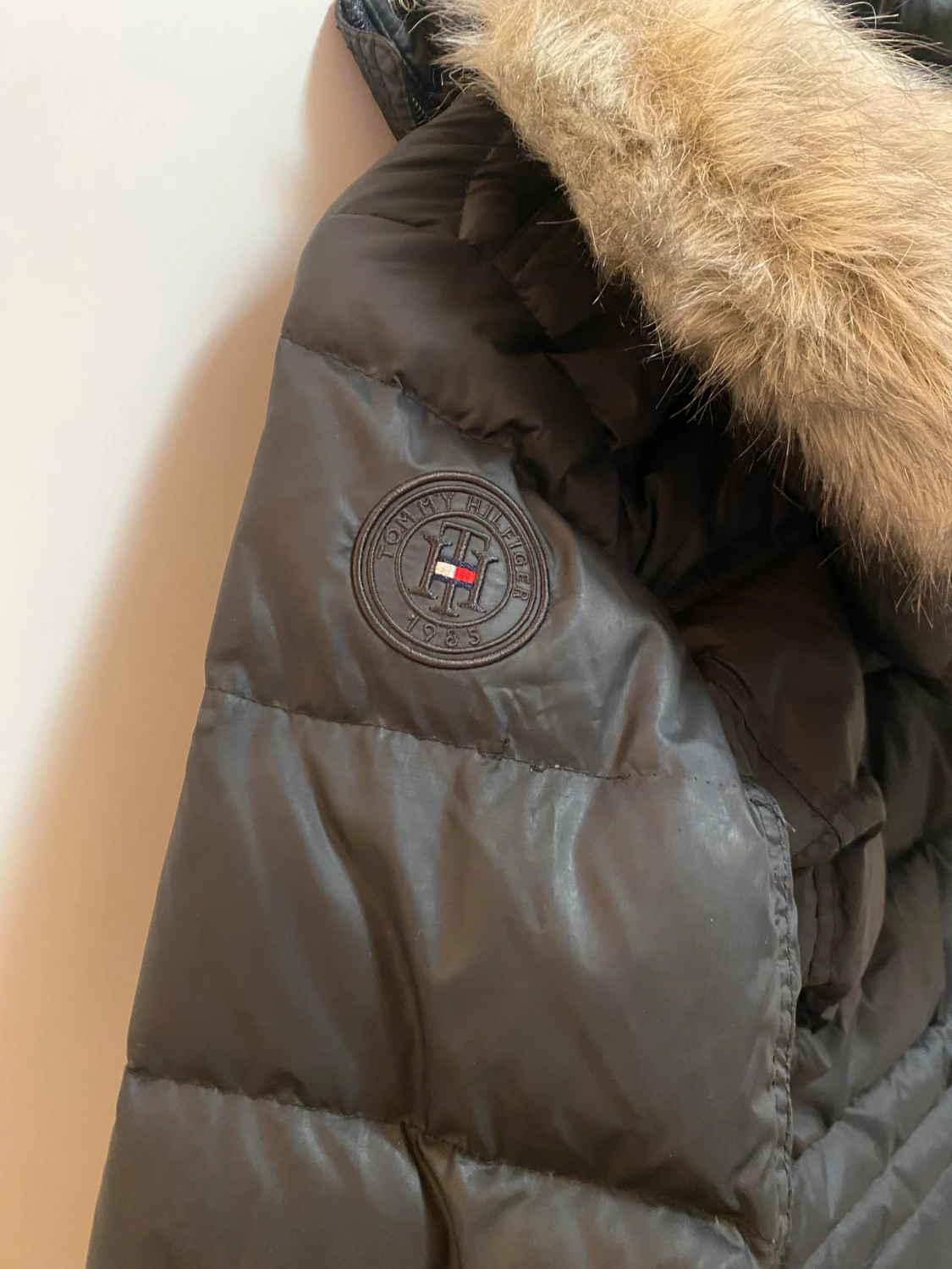 Svart dunjacka med päls från Tommy Hilfiger - 2