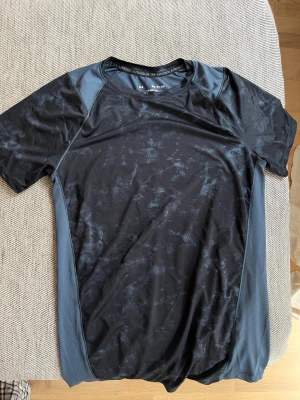 Funktions tröja - Skön funktionströja från Under Armour. Perfekt för ett hårt träningspass.