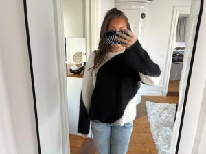 Svartvit stickad tröja & Other Stories - Säljer min populära stickade tröja från & other stories, knappt använd och inga defekter. Nypris 1500kr❣️❣️❣️🙏🏽