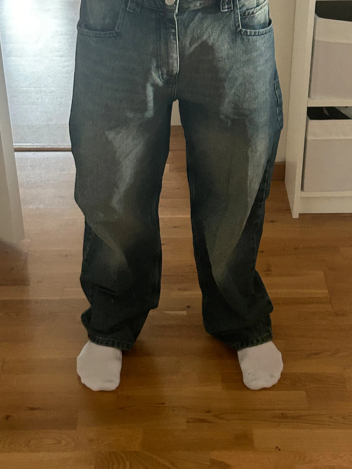 Blåa vida jeans med gröna detaljer - 4