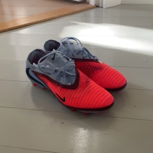 Nike Phantom GT2 fotbollsskor OANVÄNDA - Nike Phantom GT2 fotbollsskor. Helt nya använda av mig i kanske en halvtimme. Elite modellen med konstgräsdobbar. Pris går att diskutera! 
