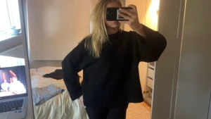 Svart oversized stickad tröja - En svart oversized stickad tröja med rund hals och långa ärmar. Tröjan har en enkel och clean look, perfekt för lager-på-lager och chill dagar. Passformen är loose och den är riktigt mjuk och skön att ha på sig.