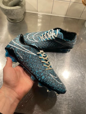 Nike hypervenom rgn - Nike hypervenom regen hydra. Skorna ändrar färg från vitt till blå/svart när det kommer vatten på dem. De är i bra skick och är väldigt sällsynta. Skriv vid minsta fundering!