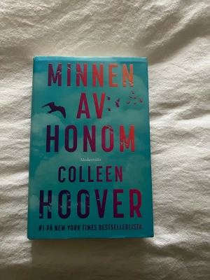Bok ”Minnen av honom” - Säker min bok ”Minnen av honom” av Colleen Hoover. Läst och förvarad varsamt så är som ny och boken är på svenska. Nypris är 239kr på Akademibokhandeln. Säljer för 100kr, men pris kan diskuteras💙