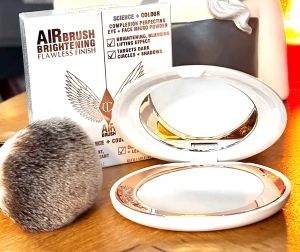 Charlotte Tilbury Airbrush brightening flawless finish! - Charlotte Tilbury Airbrush brightening flawless finish refillable fair / medium. 9 g. Oanvänd med kartong.  Charlotte's Airbrush Brightening Flawless Finish Powder är inspirerat av hennes prisbelönta Airbrush Flawless Finish Powder och är ett lätt, mikrofint genomskinligt puder som synligt ljusar upp, suddar ut och lyfter dina ögon och ditt ansikte samtidigt som det fixerar din makeup i upp till 16 timmar.