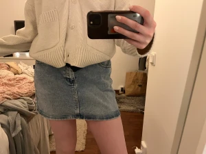 Ljusblå jeanskjol med fickor - Så snygg jeanskjol! Köpt på butiken ”Missäy” i Göteborg💖💖 Den är i storlek XL men passar mig som vanligtvis har M