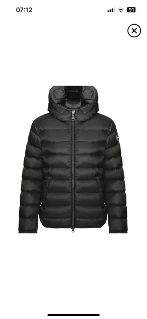 Svart Colmar jacka - Svart colmar jacka i storlek 16y. Köpt på plick men den va tunnare än vad jag trodde och mindre i storlek. Skulle säga att den sitter som en S. Bra skick!❤️❤️ pris kan diskuteras❤️