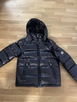 Moncler Maya - Säljer en helt oanvänd Moncler Maya-jacka i storlek 3 (motsvarar L). Jackan är i nyskick, endast provad. Priset är ej satt i sten. Först till kvarn!