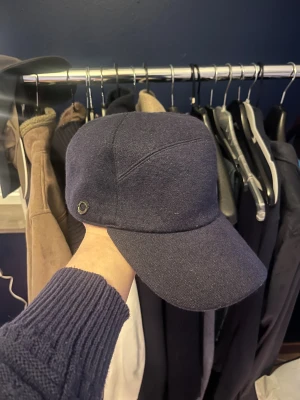 Loro Piana Keps - Loro Piana keps i väldigt bra skick, använd 1 gång. Skriv om du har någon fråga