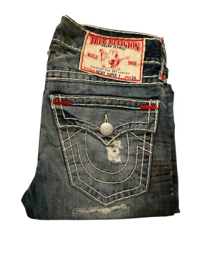 True Religion Jeans Ricky Super T  - ! Skicka bud för snabb affär! Feta sällsynta true   jeans, ”mud wash” i storlek 30. Bra skick med distressing runt om. Skicka bud 📲