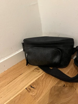 Magväska/axelremsväska - I bra skick många fack och skickas inom 12 h efter beställningen