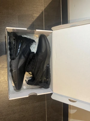 Nike Air Max 270 Triple Black sneakers - Nike Air Max 270 helt nya har aldrig använts. Du får med kartong. Vid snabb affär så kan jag tänka mig att gå ner lite i pris. 