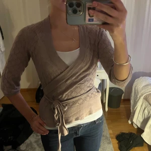 Vintage brun omlottkofta - Jättefin vintage brun omlottkofta från HM. 