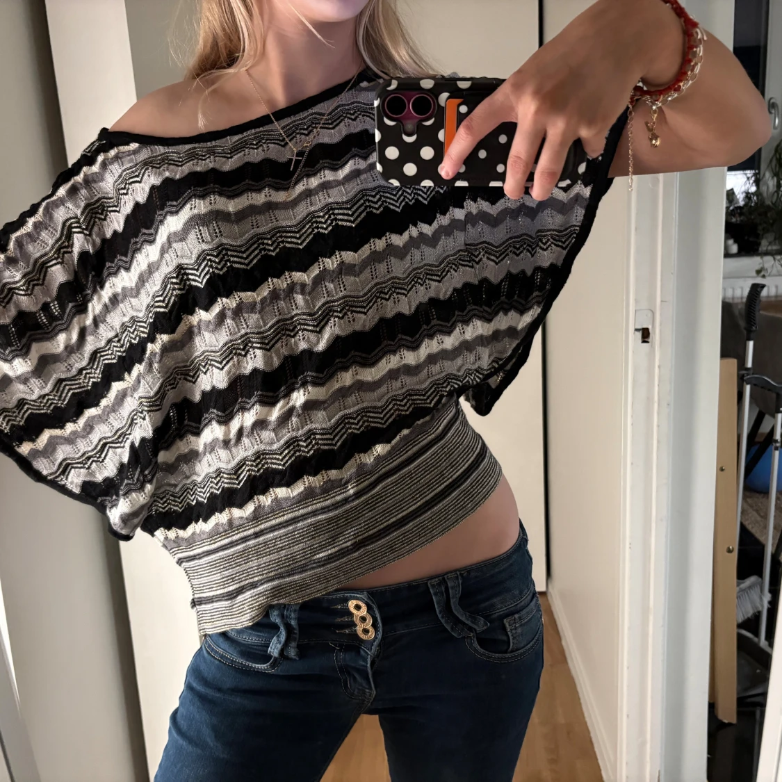 Randig offshoulder blus i svart och grått - 1