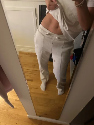Beiga mjukisbyxor från Lounge - Säljer ett par vita mjukisbyxor från lounge. Perfekta för chill dagar och har en clean look med diskret logga framtill. Nypris 899kr.