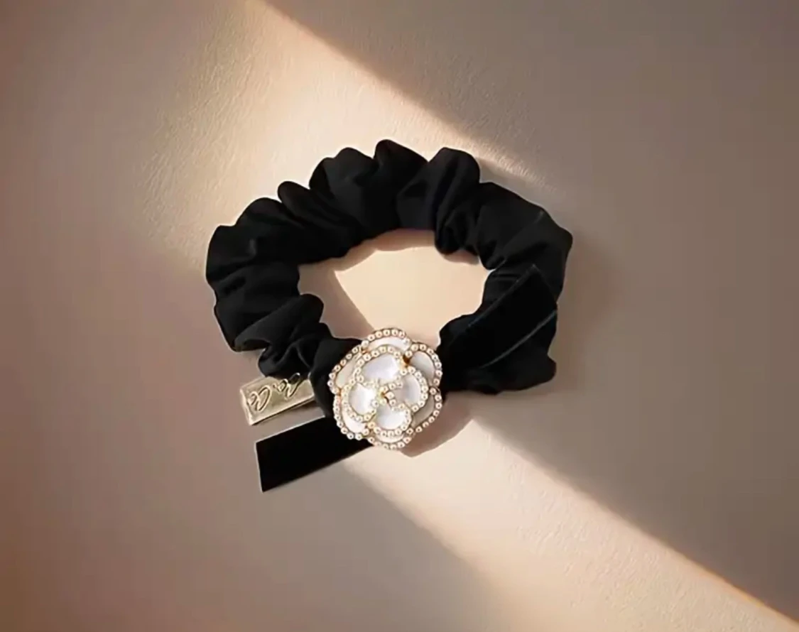 Camellia Svart scrunchie med pärlblomma och rosett - 2