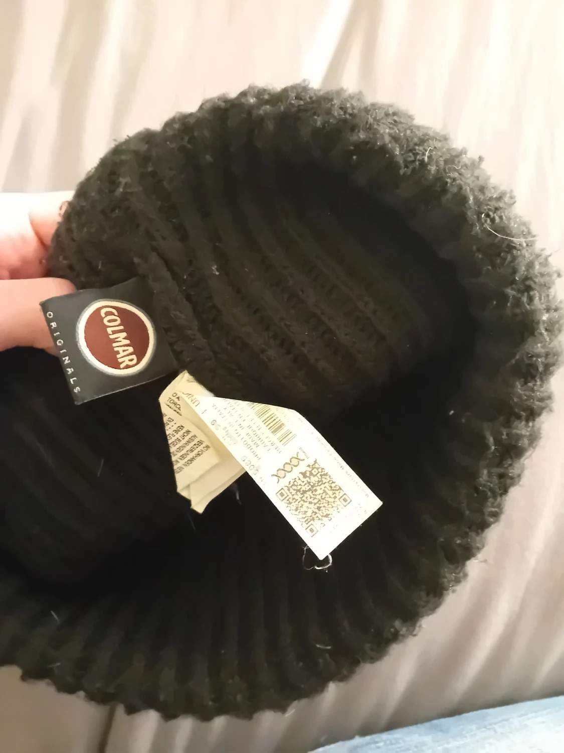 Svart ribbad mössa från Colmar - 2