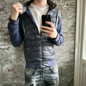 Ralph Lauren cardigan - Bra skick, sliten på axeln och rätt använd. Storlek 48/S passar dig som är mellan 175-185cm ungefär. Nypris ca 4000kr. Modellen är 185 cm, 79 kg. Skriv för mer information!🤝