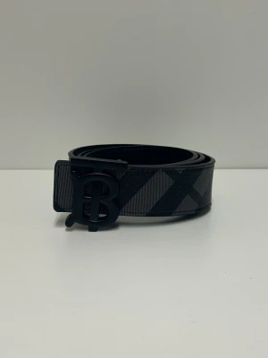 Burberry Bälte  - Säljer ett helt nytt bälte, aldrig använd. Storlek 110. Snabb frakt fraktas inom 24h efter köp. Kan härmas i Haninge, skriv gärna vid fler frågor.
