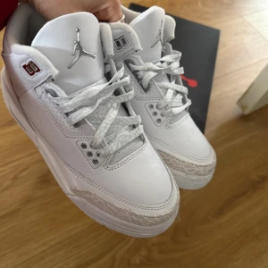 Nike Air Jordan 3 Retro Vit/beige - Skit snygga jordans. Dessa var en impuls köp och jag tar tyvärr tar inte på dem. Köpte i augusti! Helt nya med skokartongen. 