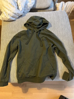 Emporio Armani Hoodie - Snygg mörkgrön Emporio Armani Hoodie i mycket bra skick.