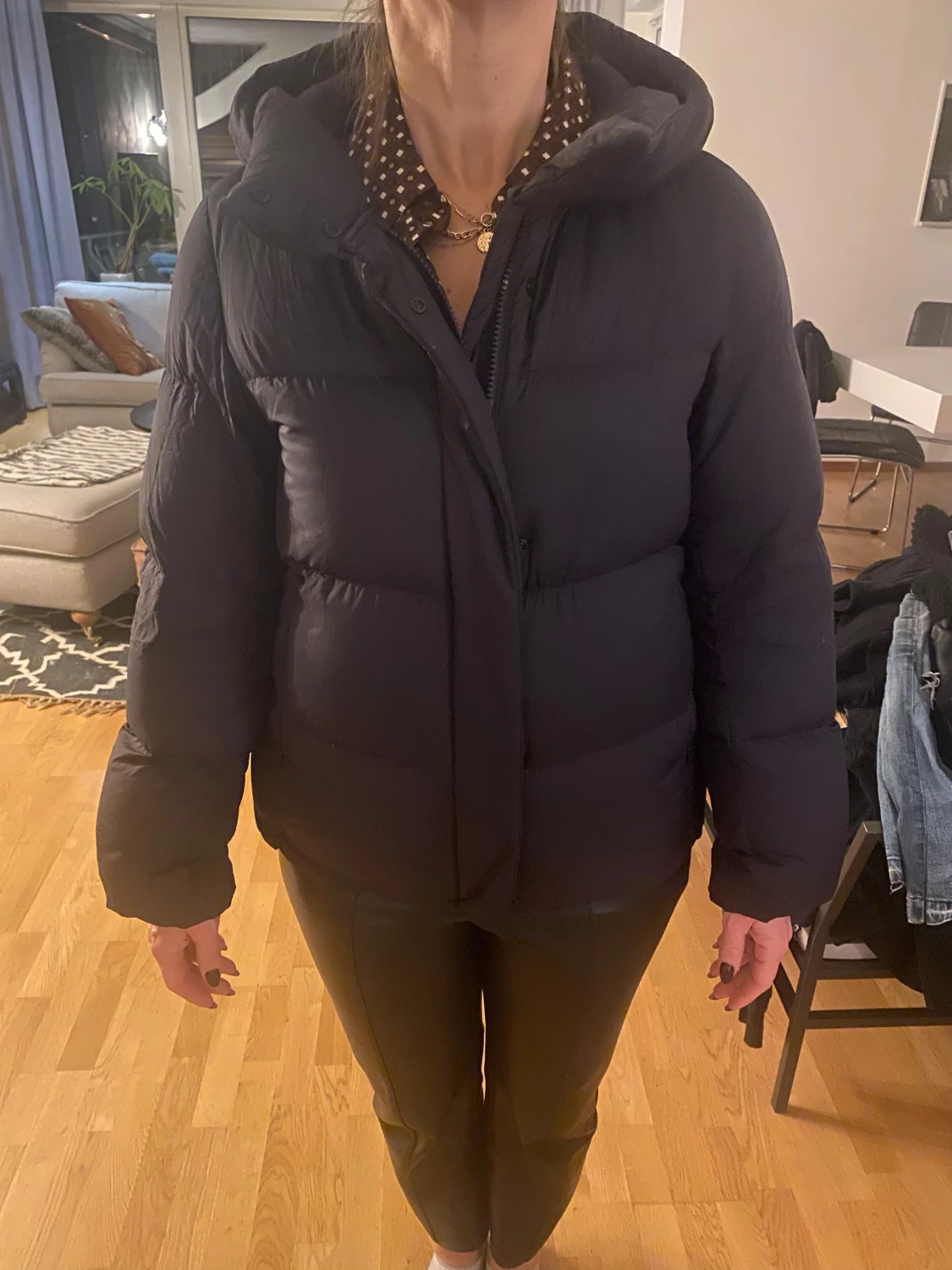 Svart pufferjacka med huva - 2