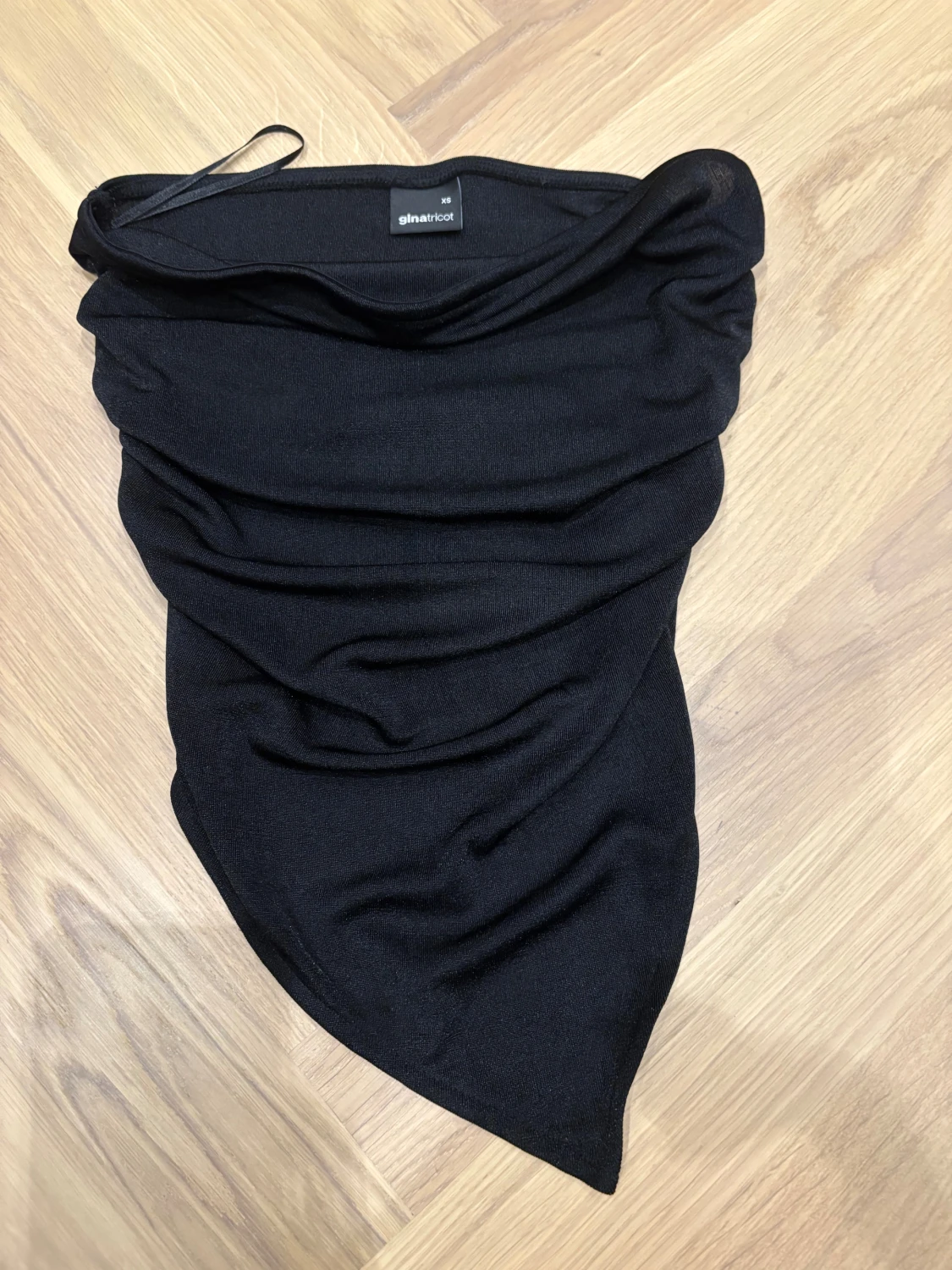 Svart halsduk från Gina Tricot - 1