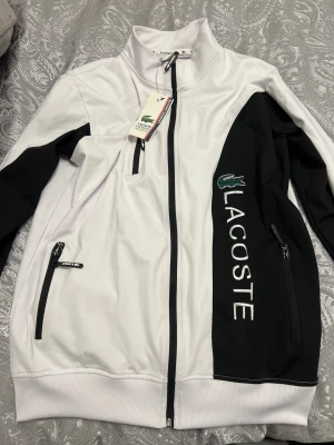 Helt ny Lacoste kofta - Säljer helt ny lacoste kofta som är jätte fin 