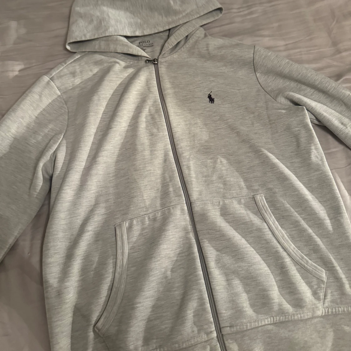 Ljusgrå hoodie från Polo Ralph Lauren - 1