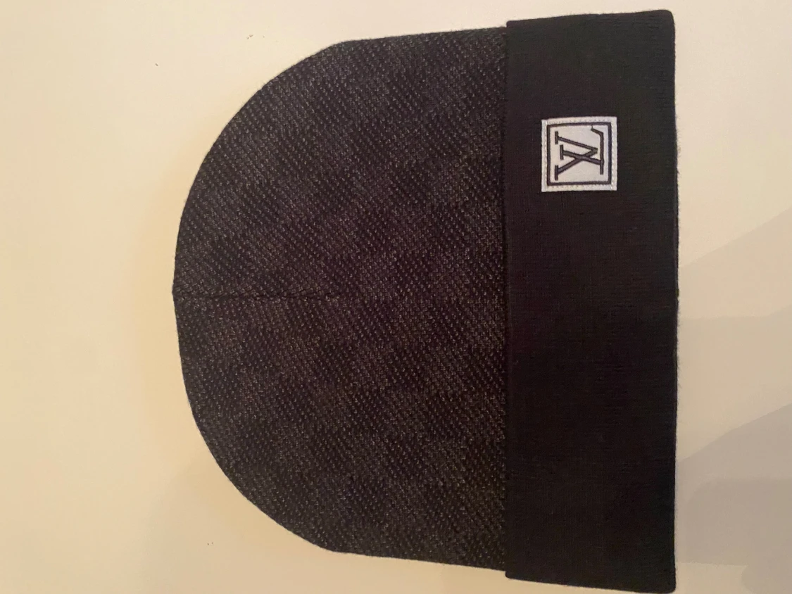 Svart Louis Vuitton mössa med logga