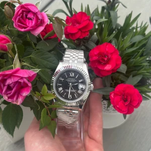 Seiko mod datejust klocka - Seiko datejust mod, riktigt snygg och stilig klocka till den som vill va riktigt snygg nu till skolan och jobbet, sommaren och våren är runt hörnet så nu är det dags att passa på! Information om klockan: Safirglas, glas som är väldigt svårt att repa, inzoomad datum visare, jubilee länkar, NH35 Seiko movement, helt automatisk, behöver inget batteri, går att ändra storleken på den, Låda och mikrofiberduk tillkommer! Vi finns även på tiktok och insta! Custom klockor=skriv privat💫