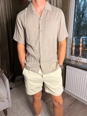 NN07 kortärmad skjorta  - Säljer en kortärmad skjorta från nn07 perfekt till allt och jätte fin med den lyxiga glansen som plagget har 