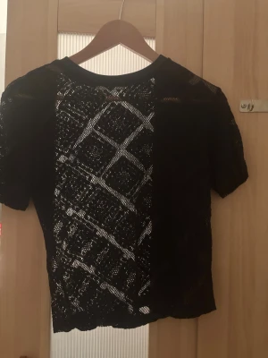 Broderad t-shirt - Genomskinlig t-shirt med mönster från Mango🥰🥰🥰🥰