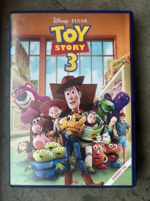 Toy story 3 DVD - Toy Story 3 på DVD med svenskt tal. Följ med Woody, Buzz Lightyear och resten av Toy Story-gänget i ett nytt äventyr!  Finns på språk: Svenska, Finska, Engelska.   OBS!! skivorna är begagnade så det kan förekomma repor/hairlines på skivorna, men då jag kollar igenom alla filmer jag säljer garanterar jag att alla funkar felfritt om inget annat står! :)