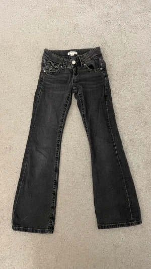Svarta bootcut jeans från gina young - Säljer ett par fina svarta bootcut jeans från gina young, de är i strl 140! De är bara använda ett fåtal gånger❣️
