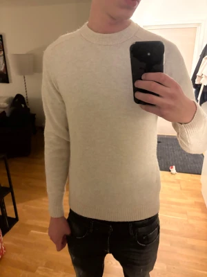 Stickad swatshirt - Stickad tröja från Selected homme/ bra skick med snå tecken på användning använd endast två gånger/ nypris 899