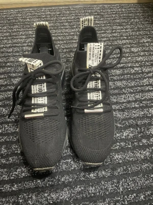 Steve Madden skor - Svarta, äkta sneakers från Steve Madden. De har hög klack och är i storlek 36, men passar även större. 