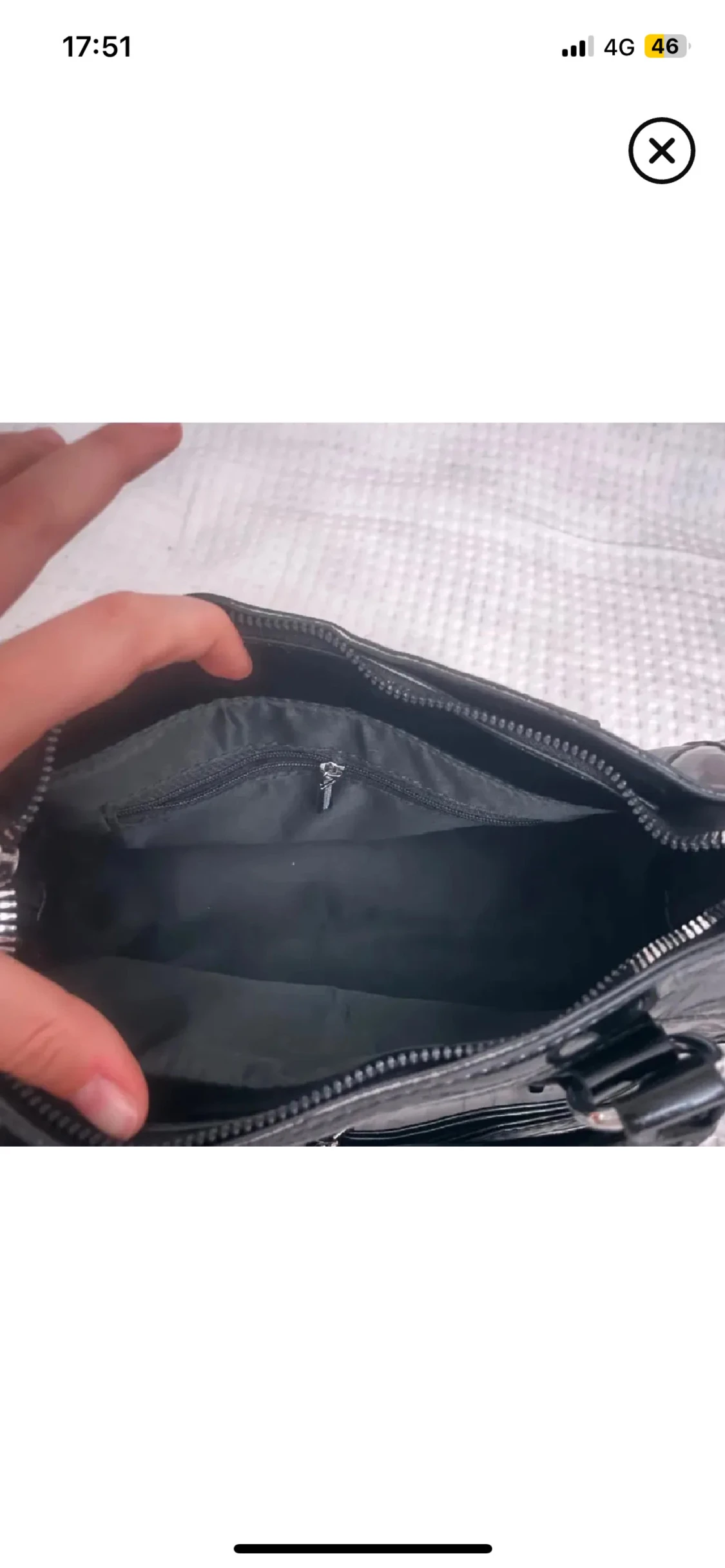 Svart handväska med dragkedja och nitar - 3