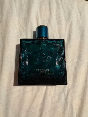 Versace Eros Eau de Toilette 100ml - Versace EDT. Innehåller cirka 90ml parfym.