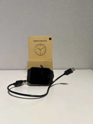 Smart Watch - Helt ny digital smart Watch till salu, aldrig använd allting funkar som det ska. Allt på bilderna ingår i köpet. Klockan har massa funktioner, du kan hålla kolla på din hälsa och få notiser. Hör av er vid intresse/frågor. PRIS KAN DISKUTERAS!