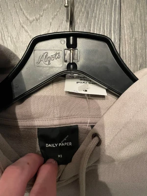  hoodie Daily Paper XS - Vi säljer nu en Daily paper hoodie i fin kvalite och storlek xs. Pris går alltid att diskutera