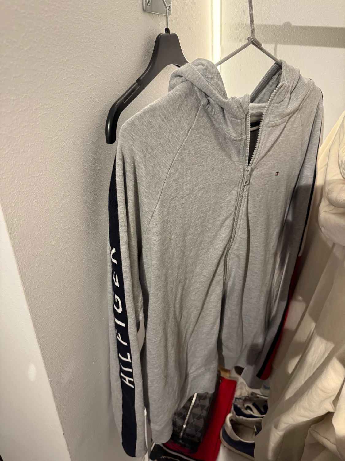 Grå hoodie Tommy Hilfiger med dragkedja - 3